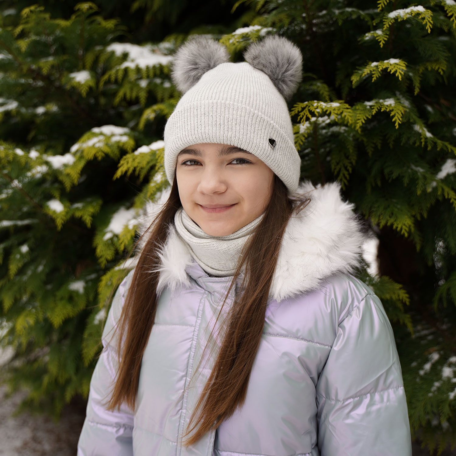 Set de iarnă pentru fete: căciulă și fular circular negru cu 2 pompoane Milagros