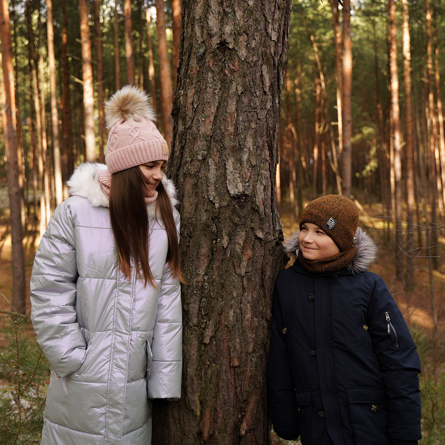 Set de iarnă pentru fete: căciulă și fular circular negru cu pompon Dina