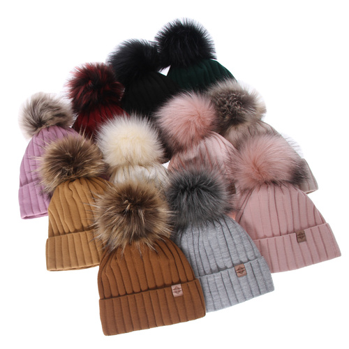 Căciulă de iarnă pentru femei camel cu pompon Loara