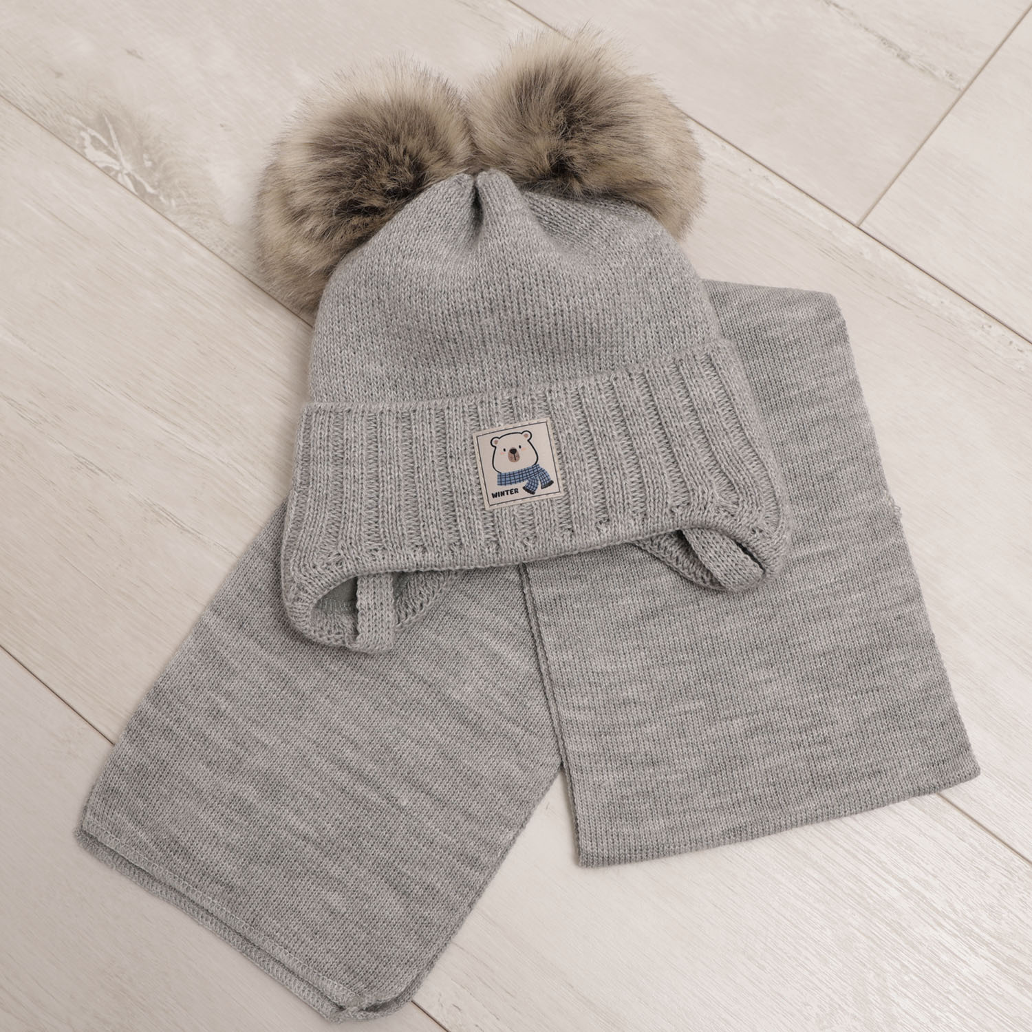 Set de iarnă pentru băieți: Căciulă și fular camel cu 2 pompoane Jewel
