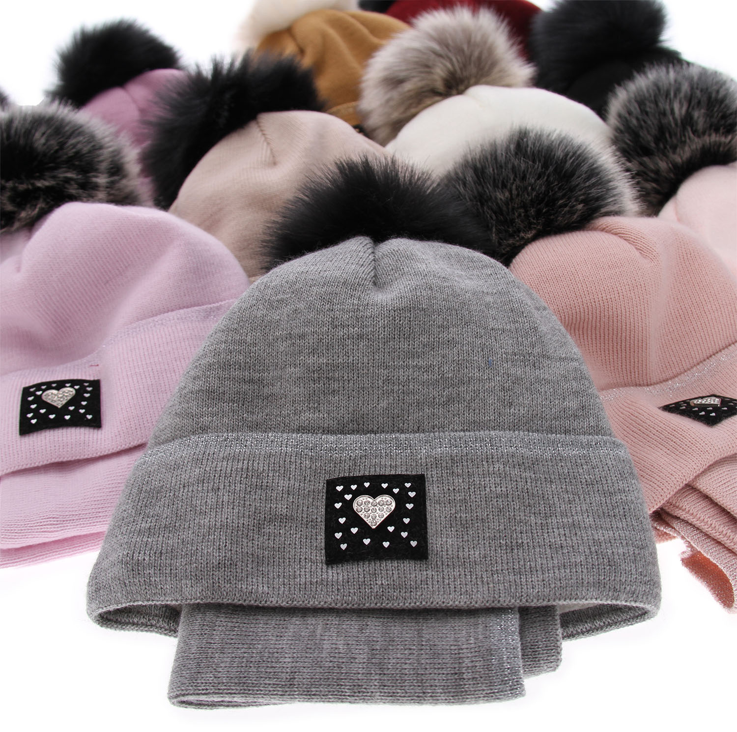 Set de iarnă pentru fete: căciulă și fular circular negru cu pompon Sendi