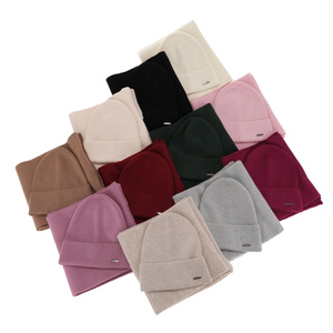 Set de primăvară- iarnă pentru femei: căciulă și eșarfă ecru 100% lână merino extra fină Melpomena