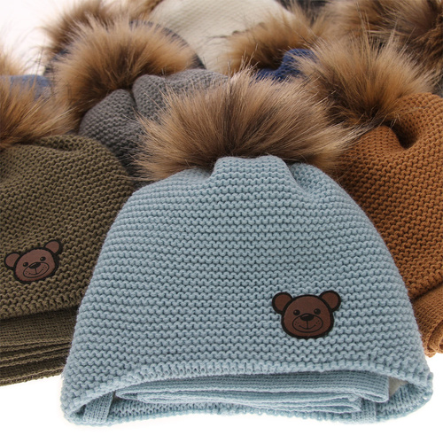 Set de iarnă pentru băieți: Căciulă și fular negru cu pompon Banksi