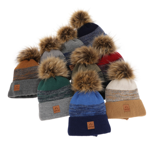 Set de iarnă pentru băieți: Căciulă și fular circular gri cu pompon Buffalo