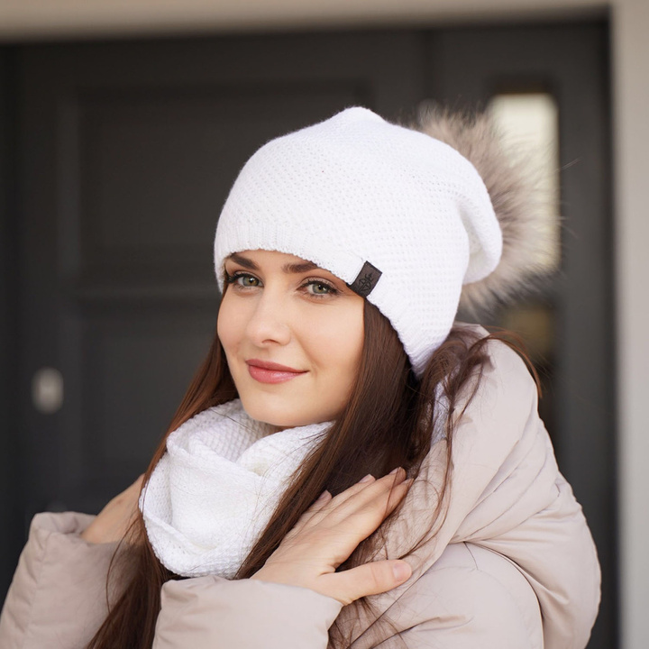 Set de iarnă pentru femei: căciulă și fular circular alb Kaliana