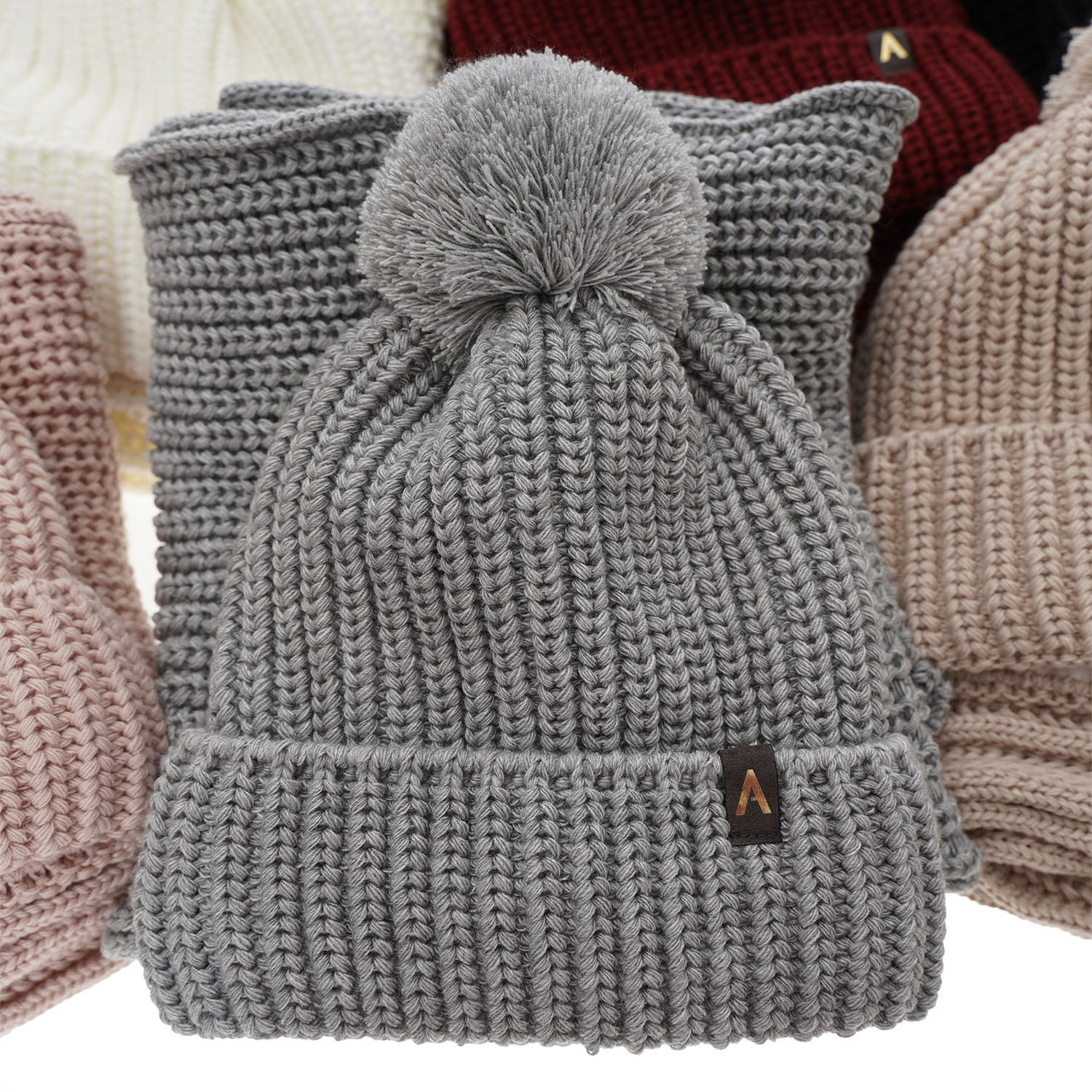 Set de iarnă pentru femei: căciulă și fular roz cu pompon Lupita