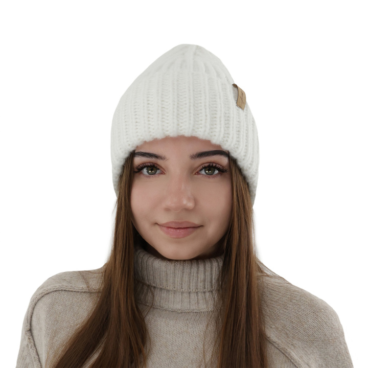 Caciula de iarna pentru femei alba din lână merino Caro