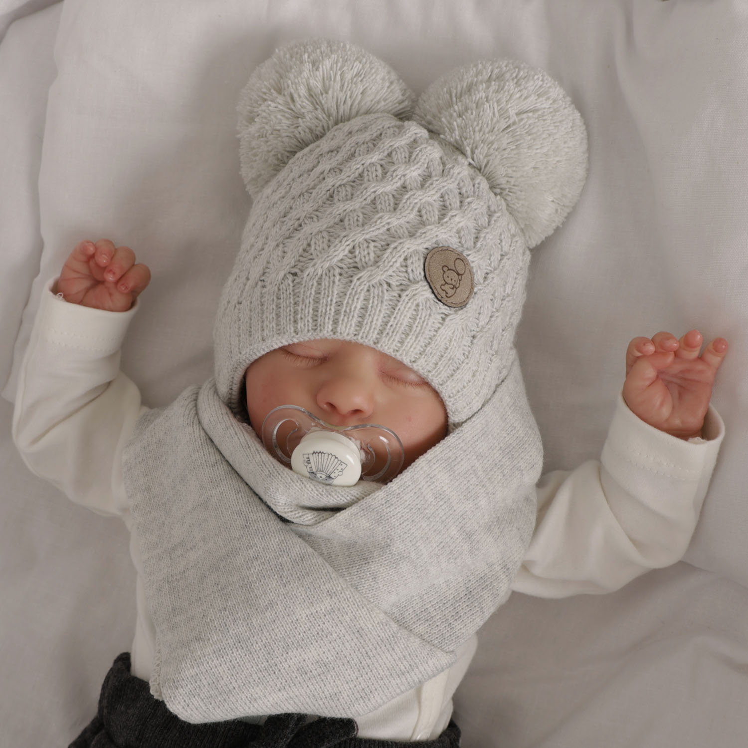 Set de iarnă pentru băieți: Căciulă și fular gri cu 2 pompoane Alonso