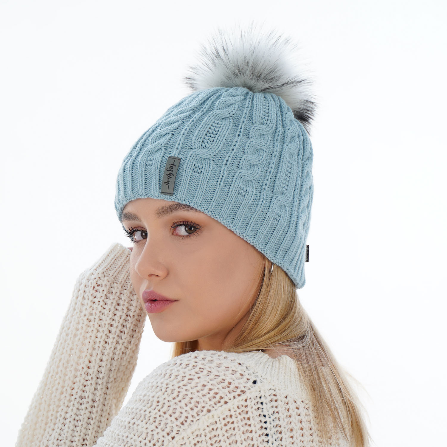 Căciulă de iarnă pentru femei camel cu pompon Mirka