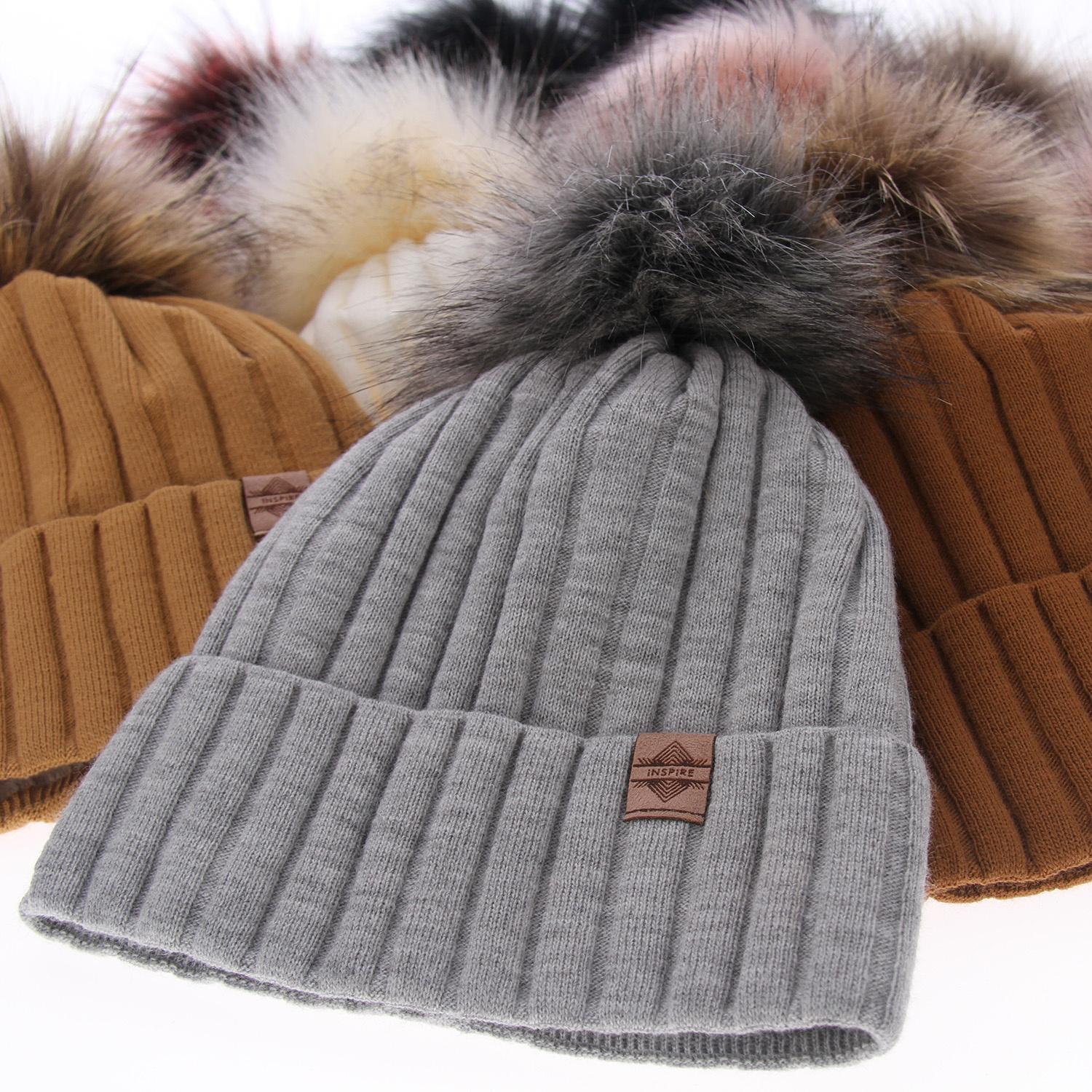 Căciulă de iarnă pentru femei camel cu pompon Loara