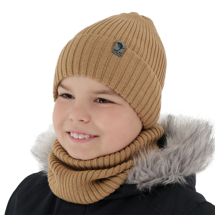Set de iarnă pentru băieți: Căciulă și fular circular din lână merino camel Gecko