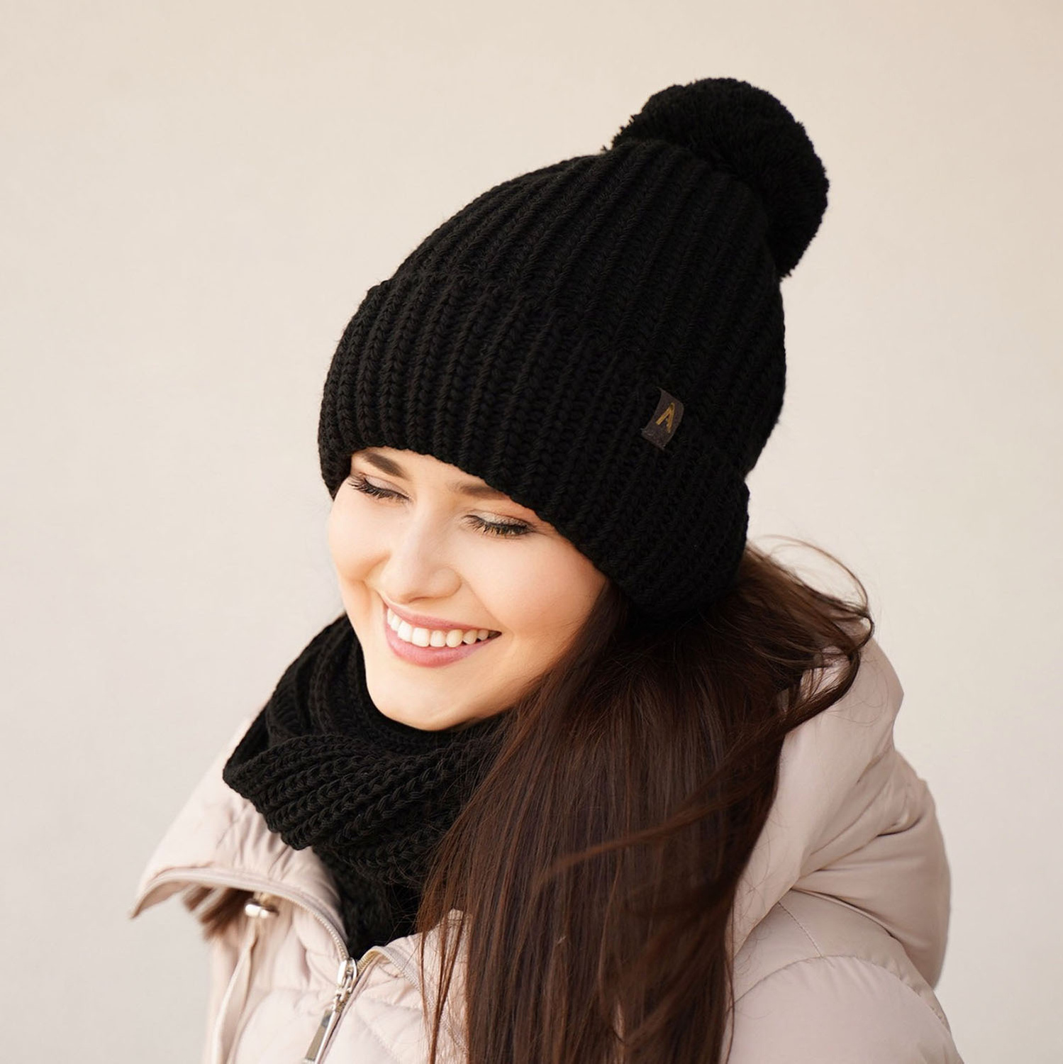 Set de iarnă pentru femei: căciulă și fular roz cu pompon Lupita