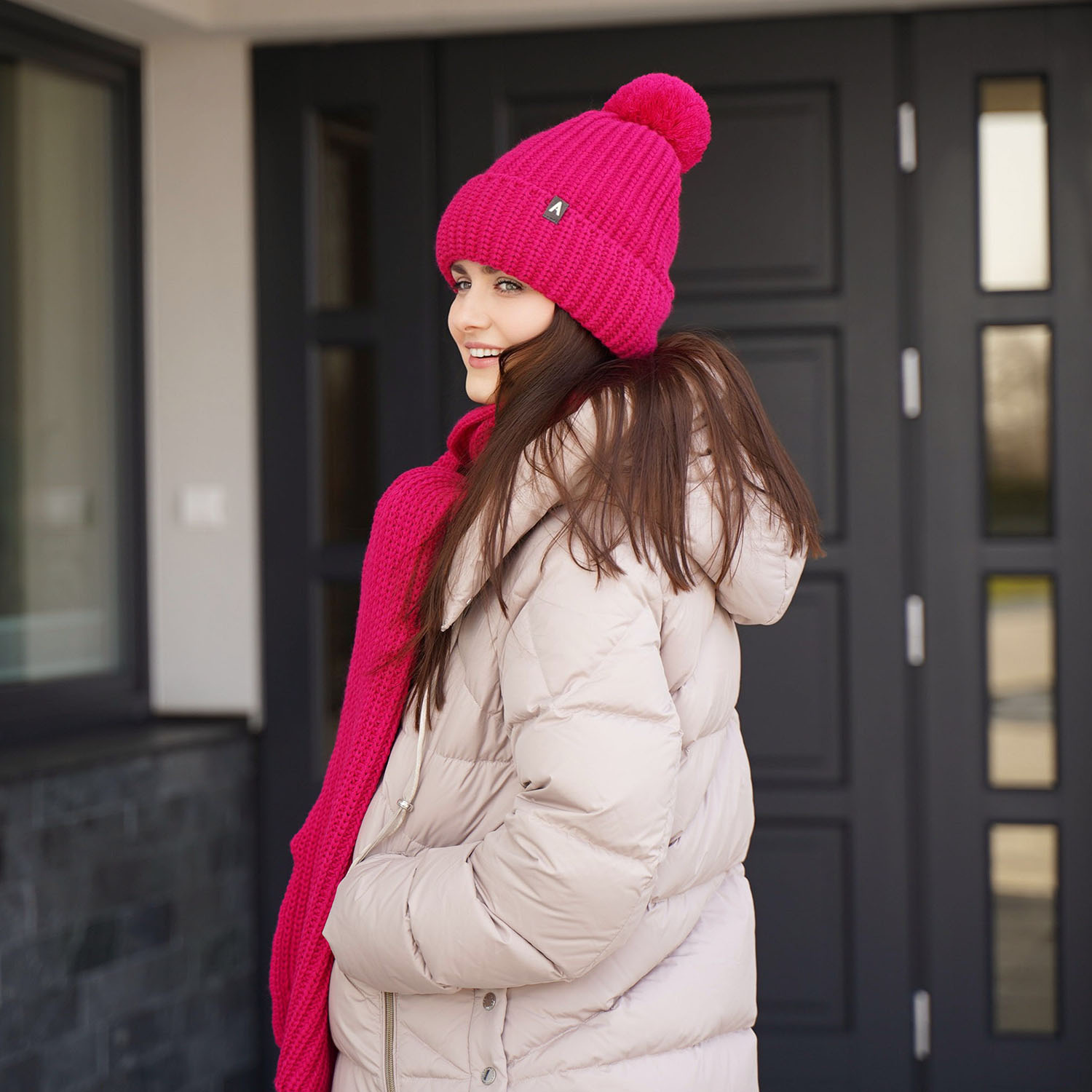 Set de iarnă pentru femei: căciulă și fular roz cu pompon Lupita