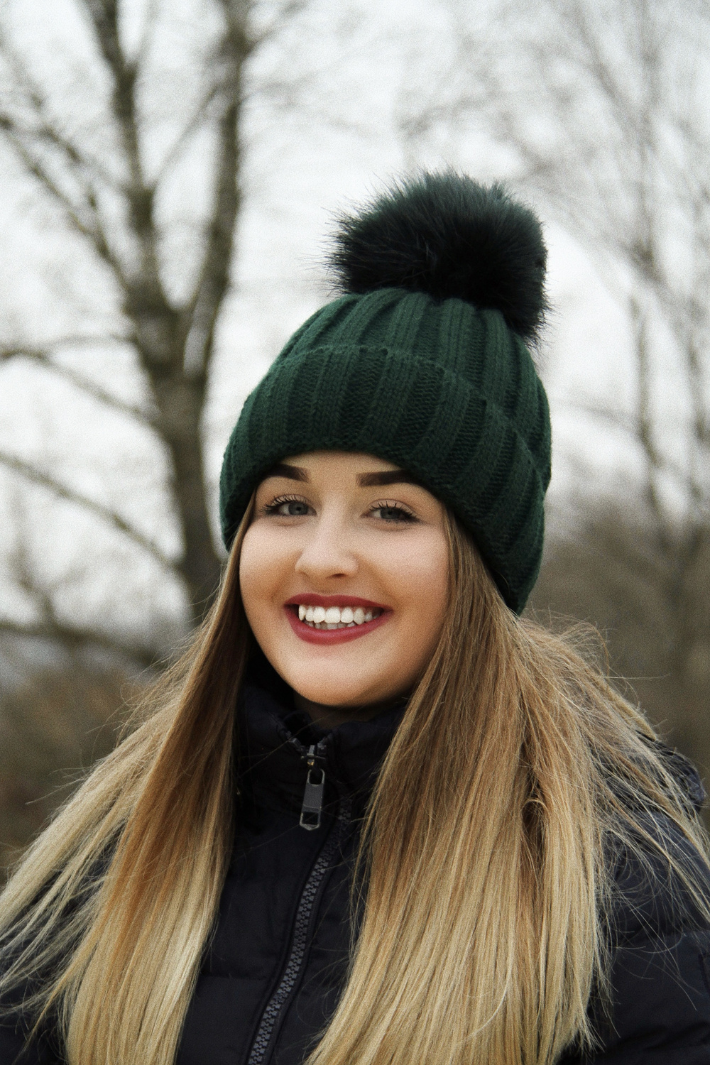 Căciulă de iarnă pentru femei gri cu pompon Mokka