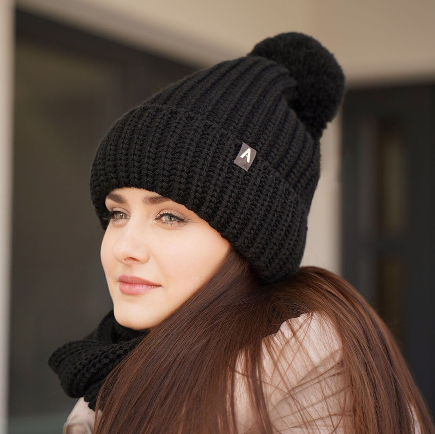 Set de iarnă pentru femei: căciulă și fular roz cu pompon Lupita