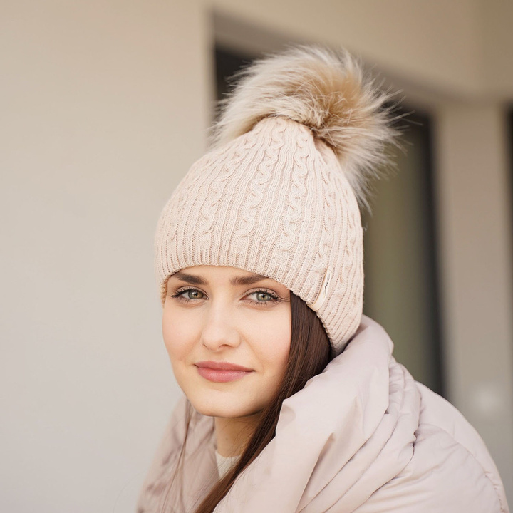 Căciulă de iarnă pentru femei camel cu pompon Xena