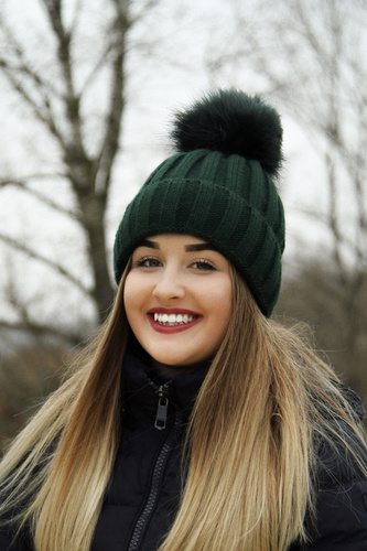 Căciulă de iarnă pentru femei bej cu pompon Mokka