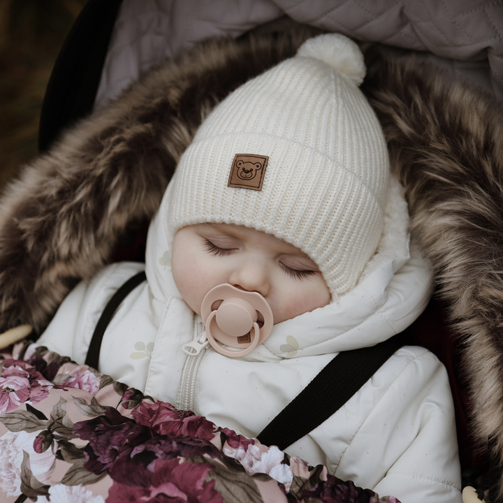 Căciulă de iarnă ecru pentru băieți din 100% lână merino extra fină, căptușită cu polar din lână Tofik