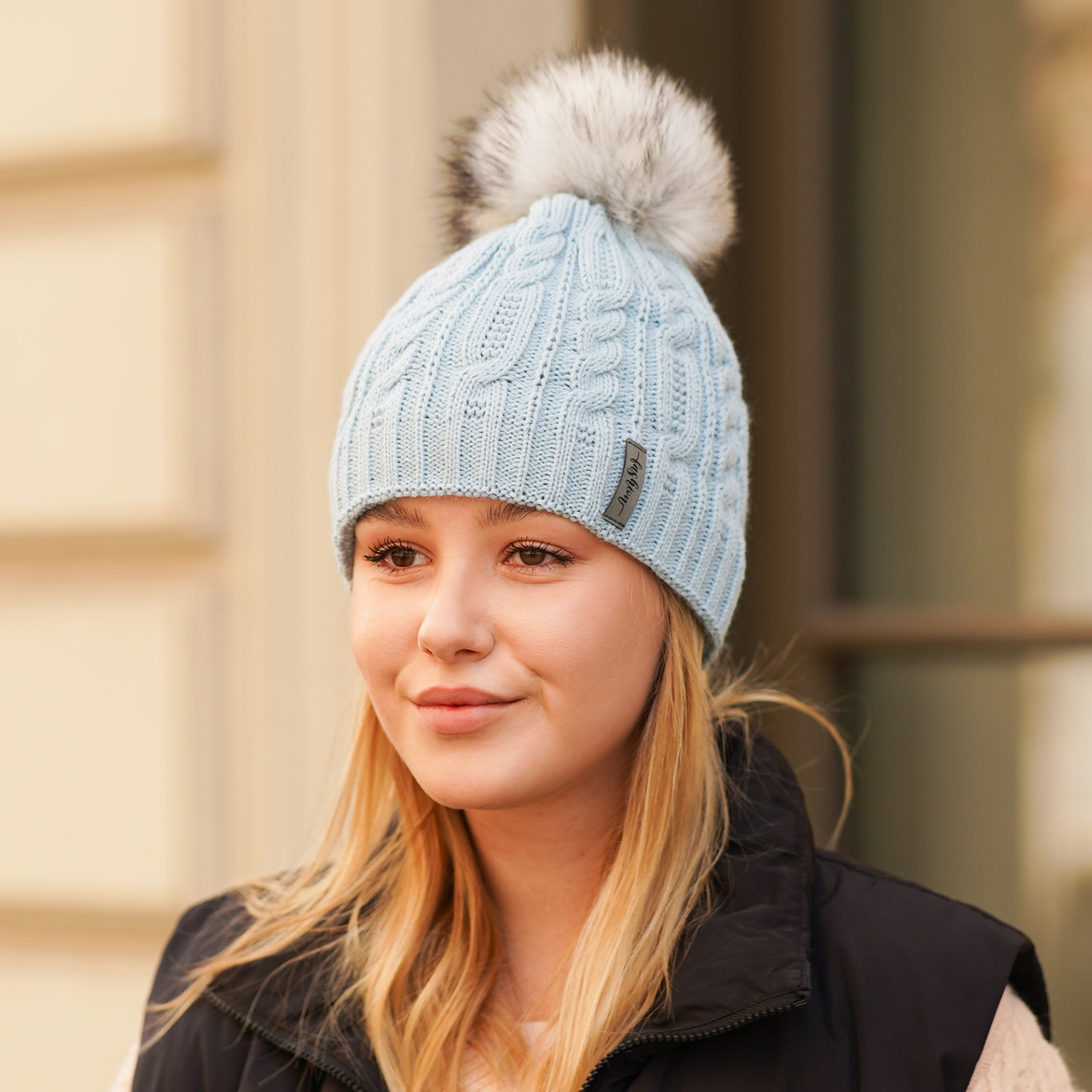 Căciulă de iarnă pentru femei camel cu pompon Mirka