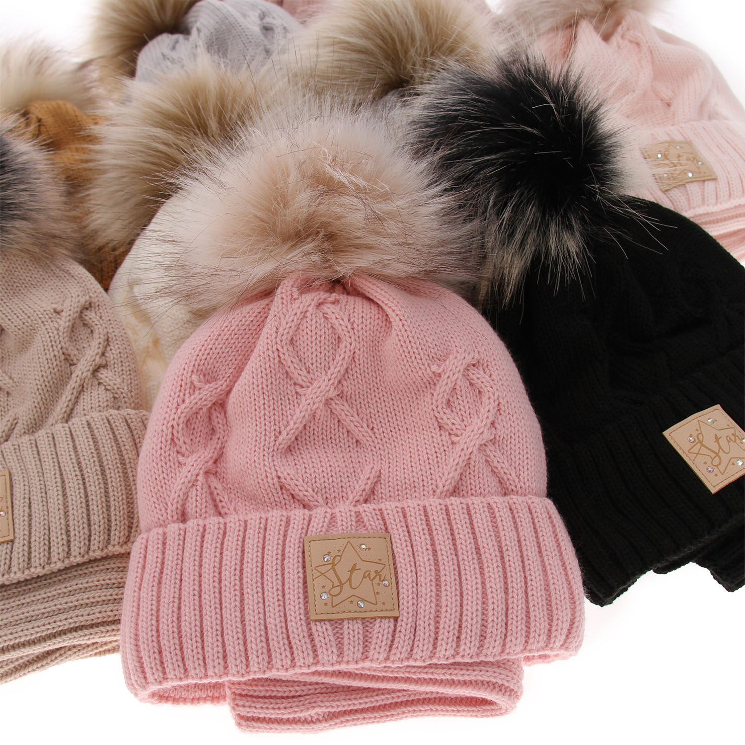 Set de iarnă pentru fete: căciulă și fular circular negru cu pompon Dina