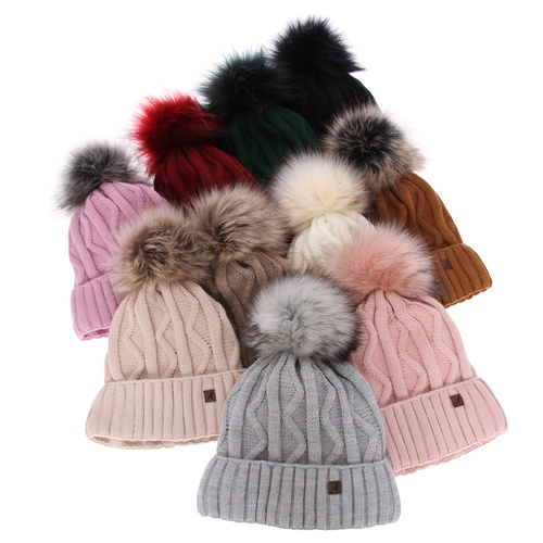 Căciulă de iarnă pentru femei bej cu pompon Renika