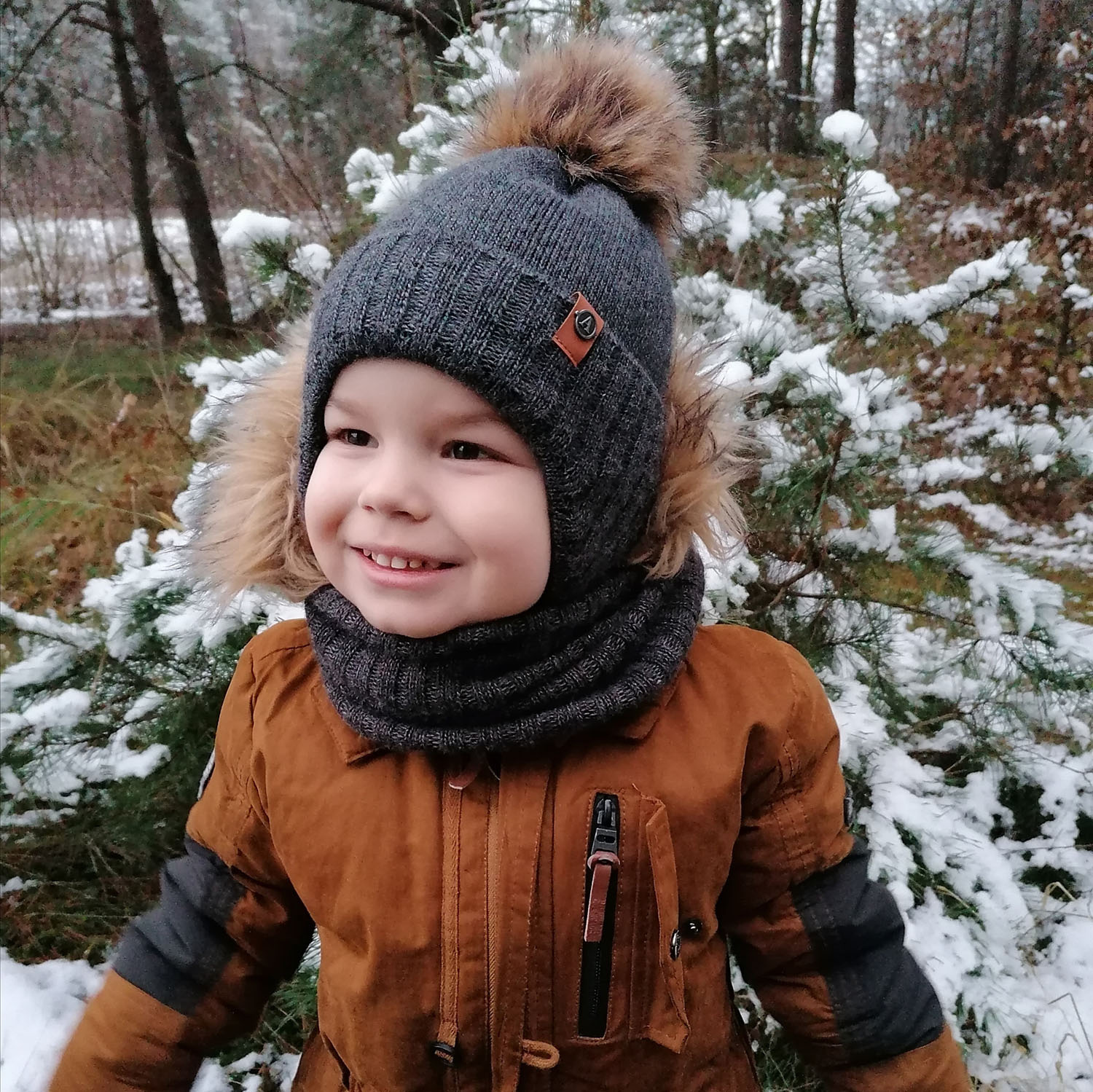 Set de iarnă pentru băieți: Căciulă și fular circular gri cu pompon Dominik