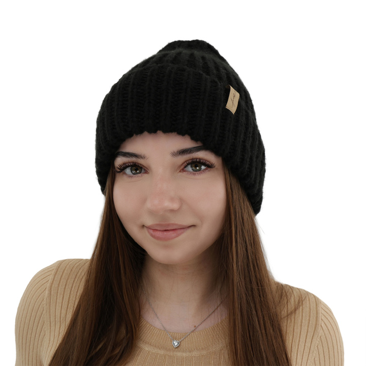 Caciula de iarna pentru femei neagră din lână merino Caro