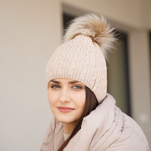 Căciulă de iarnă pentru femei camel cu pompon Xena