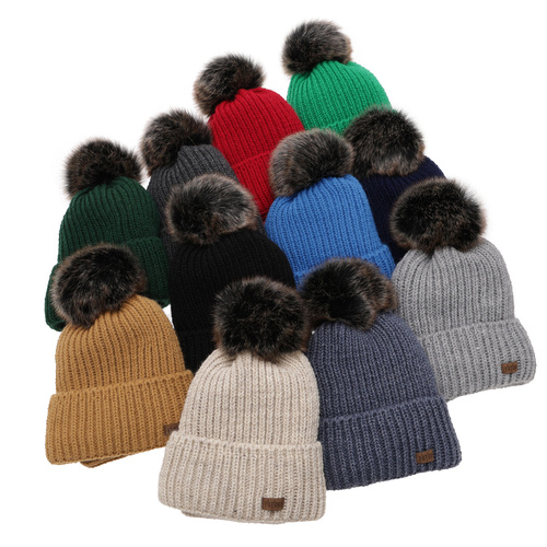 Set de iarnă pentru băieți: Căciulă și fular circular negru cu pompon Wonder