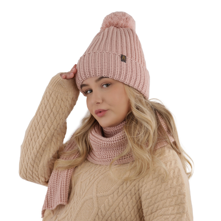 Set de iarnă pentru femei: căciulă și fular roz cu pompon Lupita