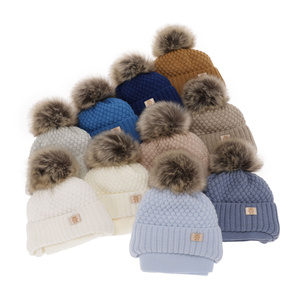 Set de iarnă pentru băieți: Căciulă și fular ecru cu pompon Norberto