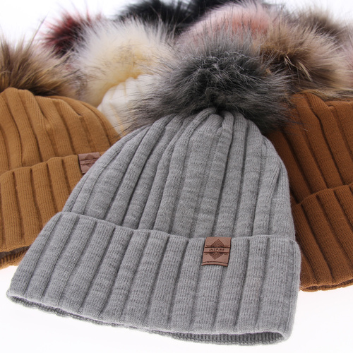 Căciulă de iarnă pentru femei camel cu pompon Loara