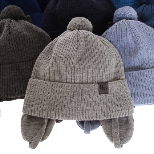 Căciulă de primăvară-toamnă pentru băieți negru cu pompon Axel