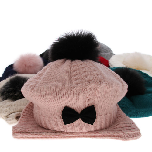 Set de iarnă pentru fete: căciulă și fular circular roz cu pompon Amora