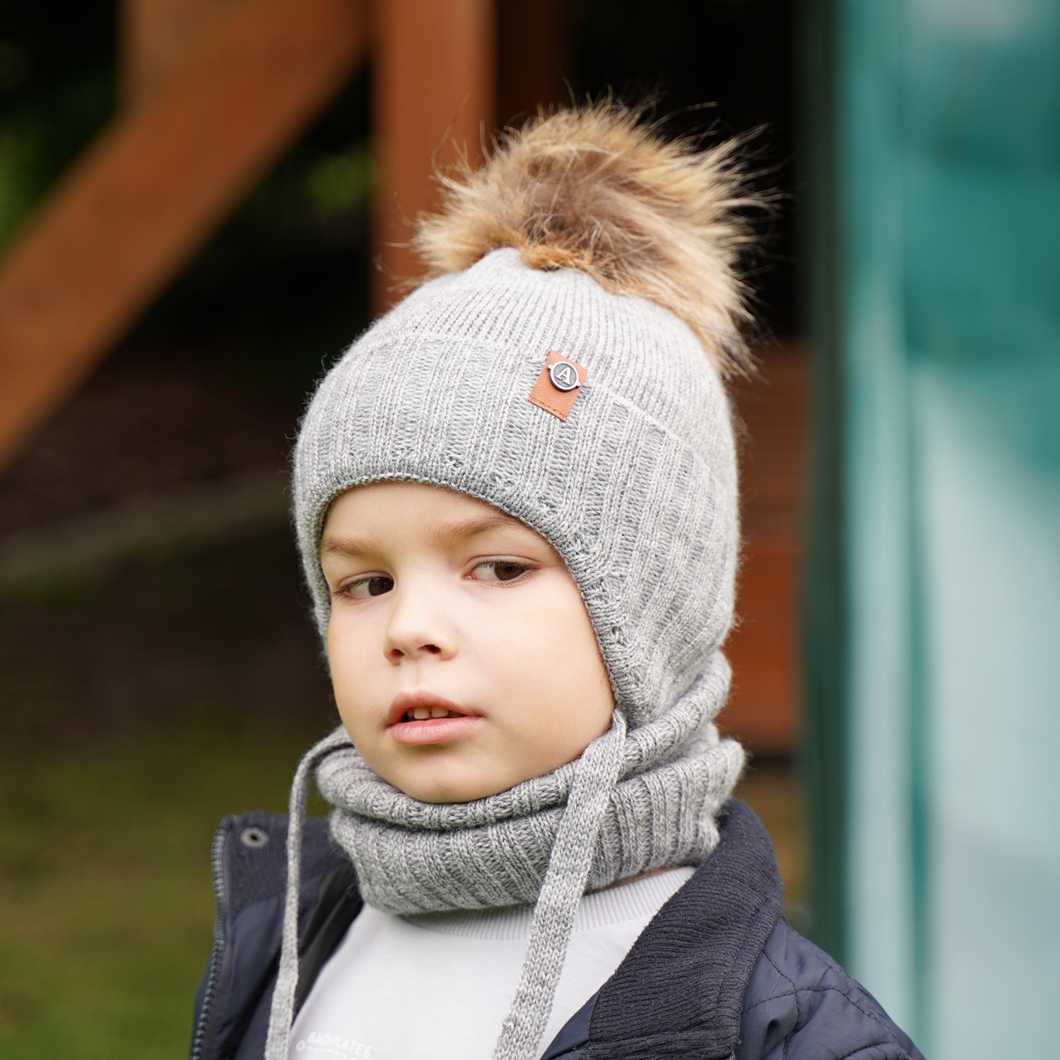 Set de iarnă pentru băieți: Căciulă și fular circular gri cu pompon Dominik