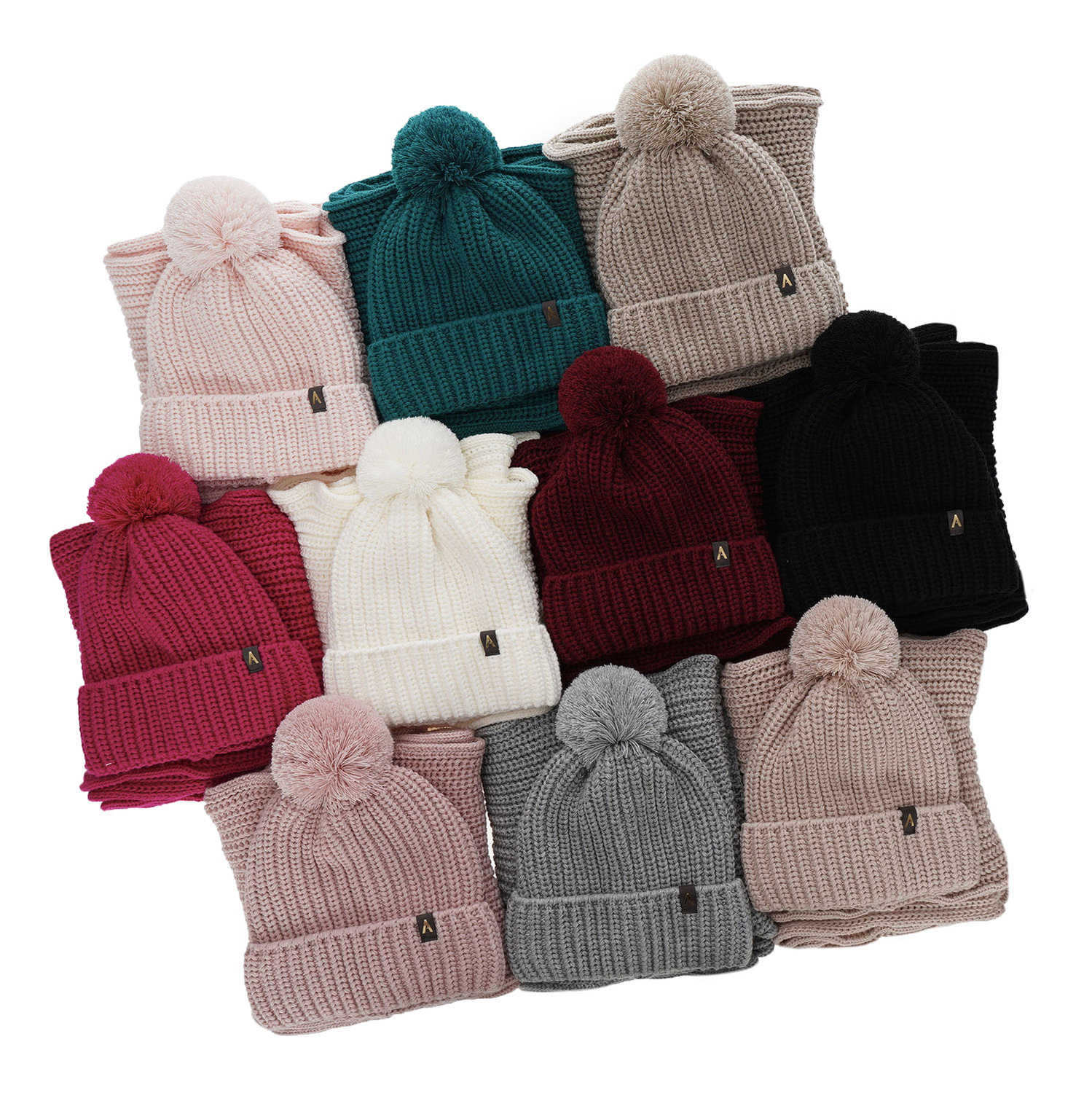 Set de iarnă pentru femei: căciulă și fular roz cu pompon Lupita