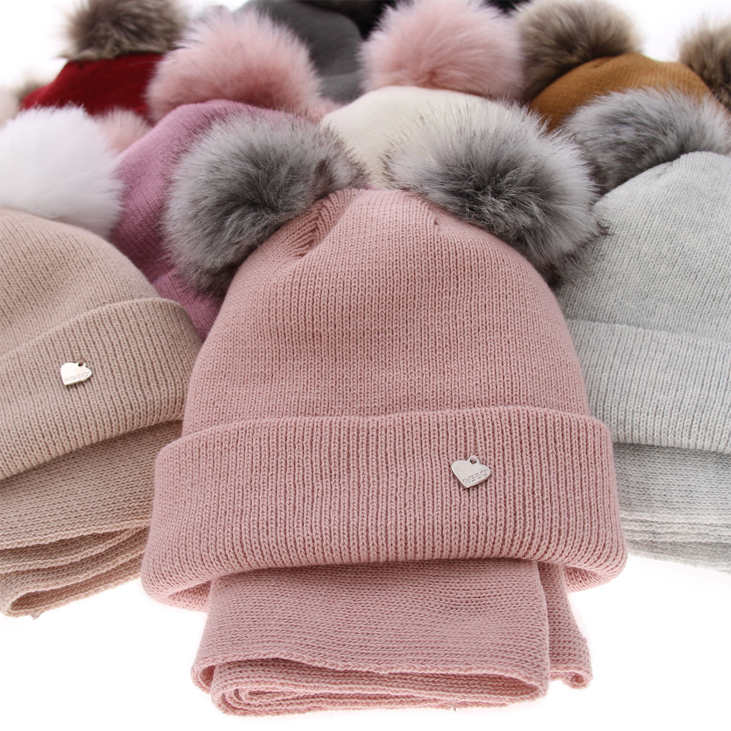 Set de iarnă pentru fete: căciulă și fular circular negru cu 2 pompoane Milagros